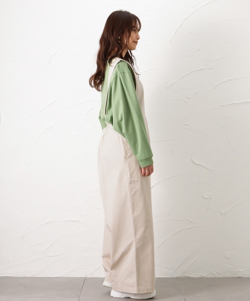 NAVY（ネイビー）の「オーガニックコットン Vネックサロペット（サロペット/オーバーオール・レディース・アイボリー/ブラック/ワンウォッシュ・L/M）」の11枚目の写真