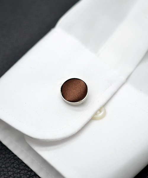 Fun & Daily（ファンアンドデイリー）の「F&D : ベーシックメタルカフリンクス（カフリンクス・メンズ・ホワイト/ブラック/グリーン/ロイヤルブルー/レッド/オレンジ/ネイビー/パープル/チャコールグレー/ブラウン/ピンク/サックスブルー・FREE）」の4枚目の写真