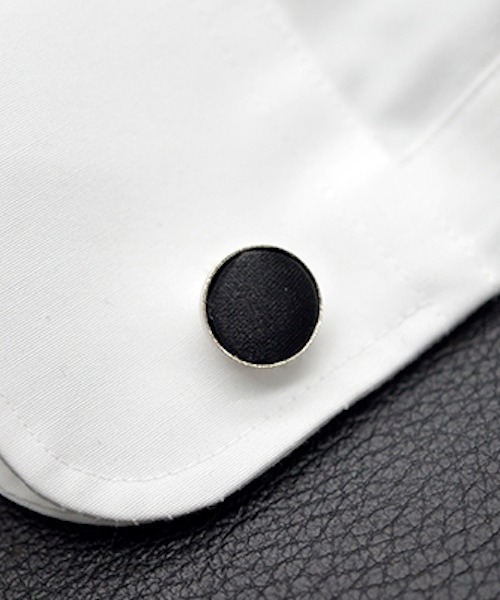 Fun & Daily（ファンアンドデイリー）の「F&D : ベーシックメタルカフリンクス（カフリンクス・メンズ・ホワイト/ブラック/グリーン/ロイヤルブルー/レッド/オレンジ/ネイビー/パープル/チャコールグレー/ブラウン/ピンク/サックスブルー・FREE）」の2枚目の写真