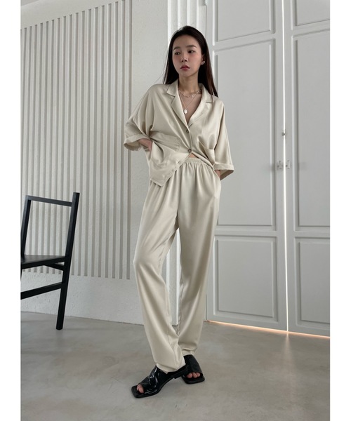 Didot.showroom(ディドット ショールーム)の「【DIDOT.】SET UP サテンテーパードパンツ(その他パンツ・レディース・チャコールグレー/イエロー/アイボリー・FREE)」の4枚目の写真