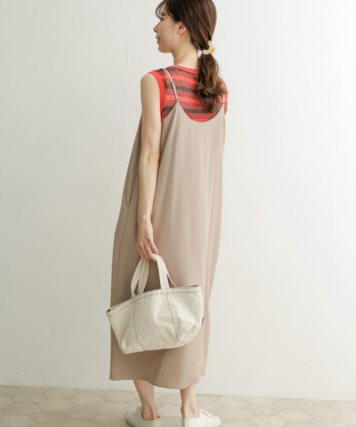 URBAN RESEARCH DOORS（アーバンリサーチドアーズ）の「フレアキャミワンピース（ワンピース・レディース・ブラック/ベージュ/カーキ・MEDIUM）」の6枚目の写真