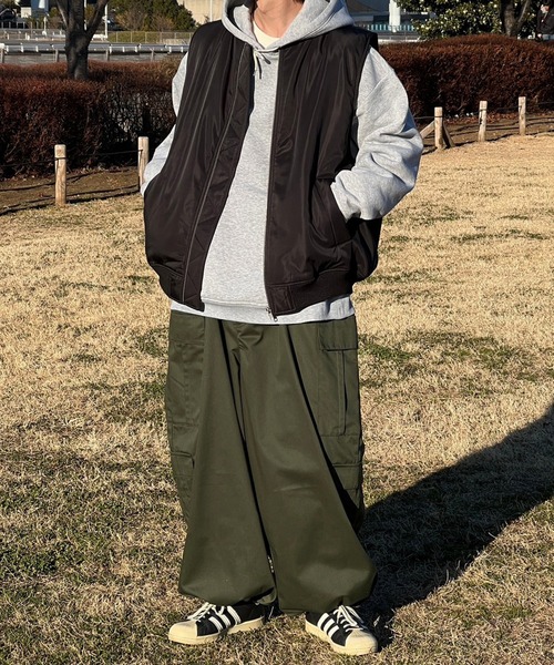 kutir(クティール)の「オーバーサイズMA-1ベスト(ダウンベスト・メンズ・カーキ/ブラック・MEDIUM/LARGE)」の5枚目の写真