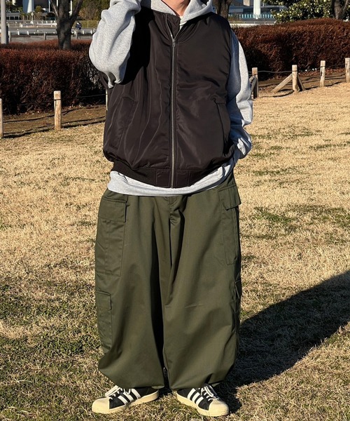 kutir(クティール)の「オーバーサイズMA-1ベスト(ダウンベスト・メンズ・カーキ/ブラック・MEDIUM/LARGE)」の6枚目の写真