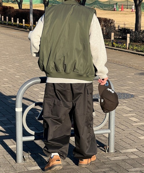 kutir(クティール)の「オーバーサイズMA-1ベスト(ダウンベスト・メンズ・カーキ/ブラック・MEDIUM/LARGE)」の17枚目の写真