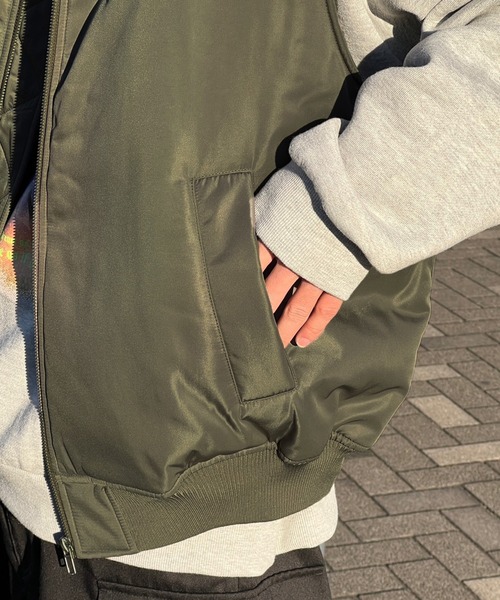 kutir(クティール)の「オーバーサイズMA-1ベスト(ダウンベスト・メンズ・カーキ/ブラック・MEDIUM/LARGE)」の19枚目の写真