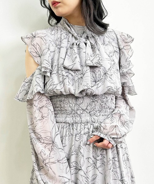 INGNI(イング)の「肩開きフリル花柄シフォンワンピース(ワンピース・レディース・グレー/アイボリー・M)」の7枚目の写真