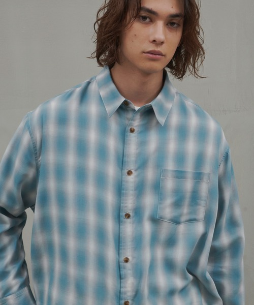 Revo.（レボ）の「Revo. オンブレチェック オーバーサイズシルエット 長袖シャツ（シャツ/ブラウス・メンズ・ネイビー/ブルー/ブラック/オレンジ/サックスブルー/グレー・1/2）」の4枚目の写真