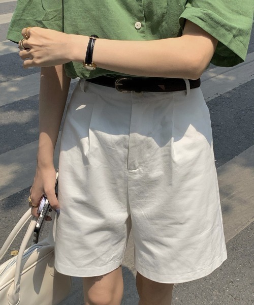 mebole(メボレ)の「タック入りチノショートパンツ(チノパンツ・レディース・ベージュ/ネイビー/ホワイト・MEDIUM/LARGE)」の2枚目の写真