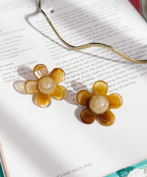 apres jour（アプレジュール）の「【apres jour×ARIAZ】アクリルフラワーピアス（ピアス（両耳用）・レディース・ベージュ・FREE）」の2枚目の写真