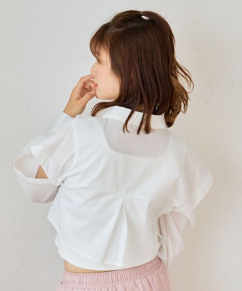 MAJESTIC LEGON(マジェスティックレゴン)の「パールボタン肩あきショートシャツ(シャツ/ブラウス・レディース・イエロー/サックスブルー/ブルー系その他2/ピンク系その他2/オフホワイト・MEDIUM)」の13枚目の写真