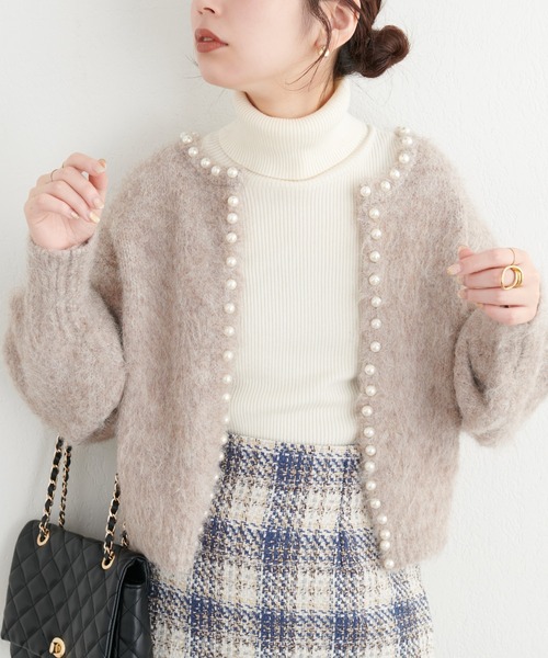 natural couture(ナチュラルクチュール)の「アルパカタッチパールトリムカーディガン(カーディガン/ボレロ・レディース・サックスブルー/チャコールグレー/ピンク/モカ・FREE)」の3枚目の写真