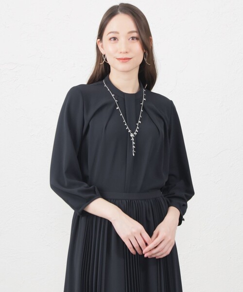 amaca(アマカ)の「ソフトジョーゼットスタンドカラーブラウス(シャツ/ブラウス・レディース・ダークネイビー/オフホワイト/ピンク系その他2・38/40)」の1枚目の写真