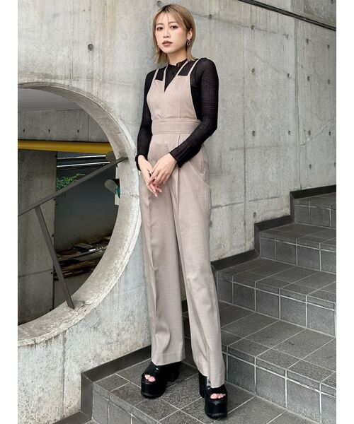 MURUA（ムルーア）の「2WAYストラップショルダーロンパース（ワンピース・レディース・ダークグレー/ベージュ・1/2）」の3枚目の写真