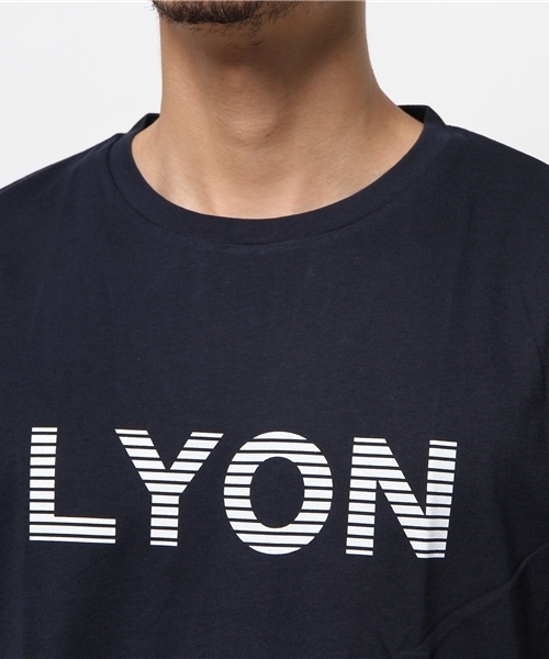 ikka（イッカ）の「GIZAフレンチロゴクルーネックT（Tシャツ/カットソー・メンズ・ネイビー/オフホワイト/オリーブ/マスタード・LARGE/MEDIUM/X-LARGE/SMALL）」の8枚目の写真