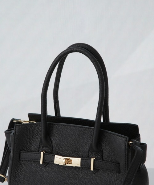 AULENTTI（オウレンティ）の「AULENTTI/ターンロックモチーフ２wayトートバッグ（トートバッグ・レディース・ブラック/ベージュ・FREE）」の4枚目の写真