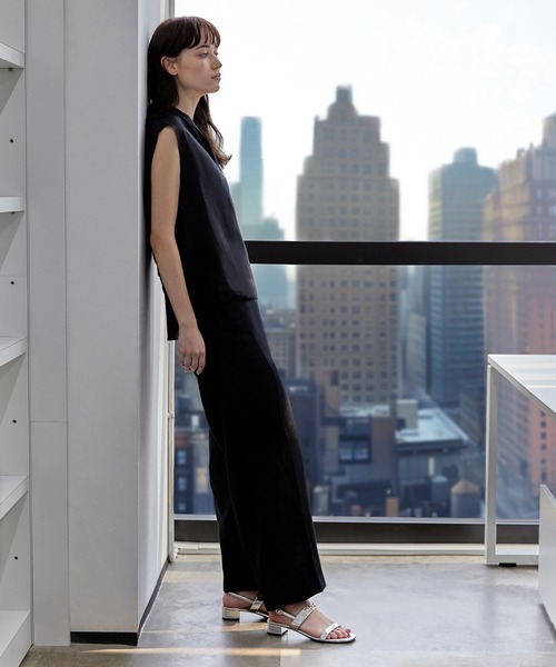 CHARLES & KEITH(チャールズ & キース)の「メタリックアクセントブロックヒールサンダル(サンダル・レディース・ブラック/シルバー・24.5cm/23.5cm/25cm/23cm/22.5cm)」の5枚目の写真