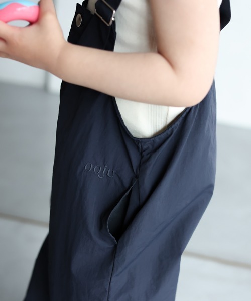ooju（オージュ）の「【撥水加工】【ooju】ナイロンサロペット（サロペット/オーバーオール・キッズ・ネイビー/ベージュ・3/2/1/4）」の7枚目の写真