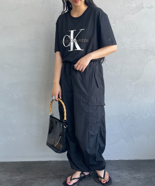 Calvin Klein（カルバン・クライン）の「[Calvin Klein/カルバンクライン] モノグラムロゴ プリントTシャツ（Tシャツ/カットソー・レディース・ホワイト/ブラック・M/L/S）」の5枚目の写真