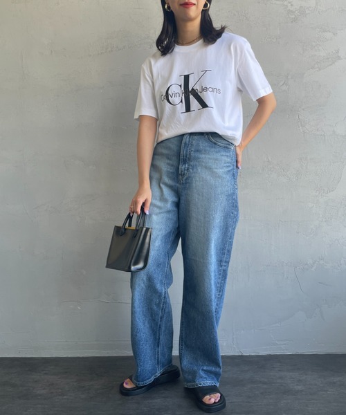 Calvin Klein（カルバン・クライン）の「[Calvin Klein/カルバンクライン] モノグラムロゴ プリントTシャツ（Tシャツ/カットソー・レディース・ホワイト/ブラック・M/L/S）」の3枚目の写真