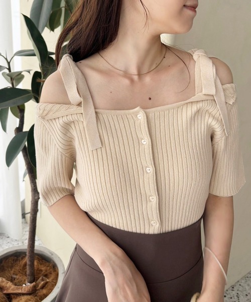 one after another NICE CLAUP(ワンアフターアナザーナイスクラップ)の「肩リボン2WAYニット(ニット/セーター・レディース・ブラック/グレー/ホワイト/ベージュ・FREE)」の4枚目の写真