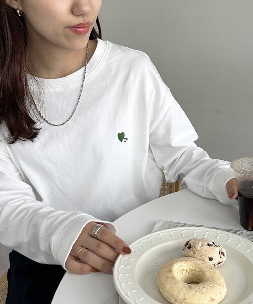 DISCOAT(ディスコート)の「【新色追加!/WEB限定】ハート刺繍ワンポイントロンT(Tシャツ/カットソー・レディース・オフホワイト/チャコールグレー/ホワイト/ホワイト系その他/ホワイト系その他2・MEDIUM)」の21枚目の写真