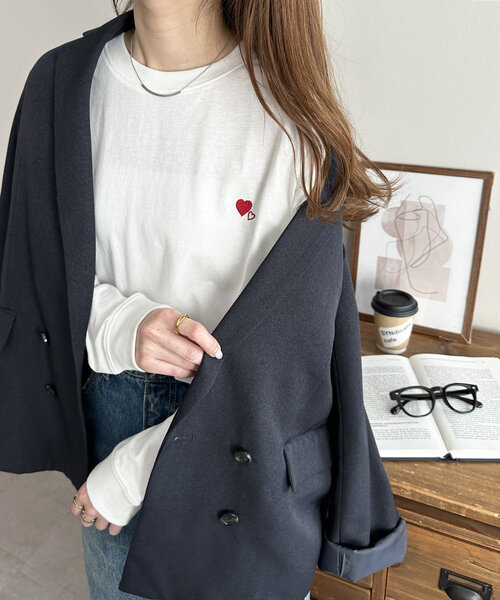 DISCOAT(ディスコート)の「【新色追加!/WEB限定】ハート刺繍ワンポイントロンT(Tシャツ/カットソー・レディース・オフホワイト/チャコールグレー/ホワイト/ホワイト系その他/ホワイト系その他2・MEDIUM)」の6枚目の写真