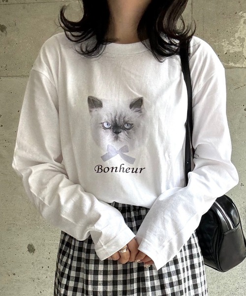 cuorequal(クオレコール)の「catりぼんプリントロングTシャツ(Tシャツ/カットソー・レディース・ホワイト・MEDIUM/LARGE)」の1枚目の写真
