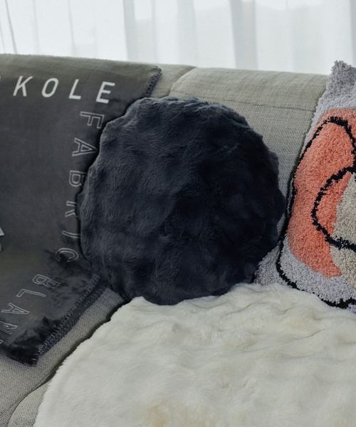 LAKOLE(ラコレ)の「ファークッション / 151424(クッション/クッションカバー・レディース・ホワイト/ブラック/グレー・FREE)」の1枚目の写真