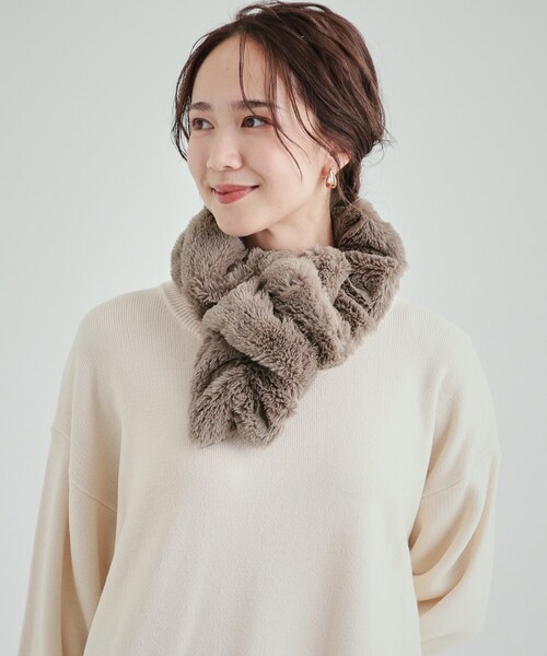 SHOO・LA・RUE（シューラルー）の「◆ウェーブフェイクファーマフラー（ストール/ショール・レディース・ダークグレー/ピンク/ナチュラル/ブルー/アイボリー・00）」の6枚目の写真