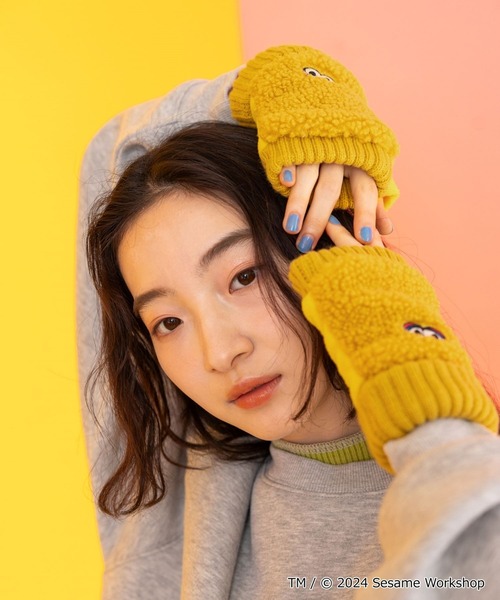 niko and...（ニコアンド）の「【SESAME STREET(セサミストリート)】コラボ フワフワハンドウォーマー（アームカバー・レディース・イエロー/ブルー/レッド・FREE）」の5枚目の写真
