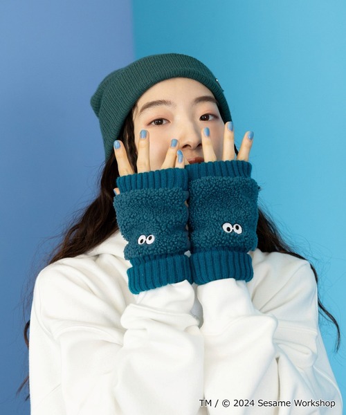 niko and...（ニコアンド）の「【SESAME STREET(セサミストリート)】コラボ フワフワハンドウォーマー（アームカバー・レディース・イエロー/ブルー/レッド・FREE）」の6枚目の写真