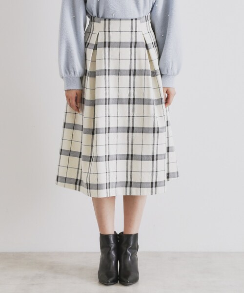 index（インデックス）の「◆タックフレアチェックスカート【洗濯機洗い可】（スカート・レディース・アイボリー系1/チャコールグレー・42/40/38/36）」の4枚目の写真