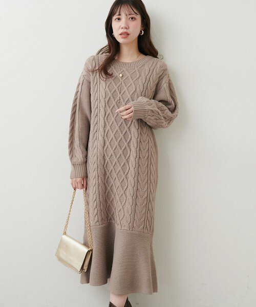 natural couture（ナチュラルクチュール）の「【WEB限定】裾フレアケーブルニットワンピース（ワンピース・レディース・モカ/ピンク系その他/オフホワイト/チャコールグレー・FREE）」の3枚目の写真