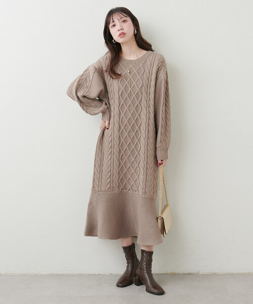 natural couture（ナチュラルクチュール）の「【WEB限定】裾フレアケーブルニットワンピース（ワンピース・レディース・モカ/ピンク系その他/オフホワイト/チャコールグレー・FREE）」の7枚目の写真