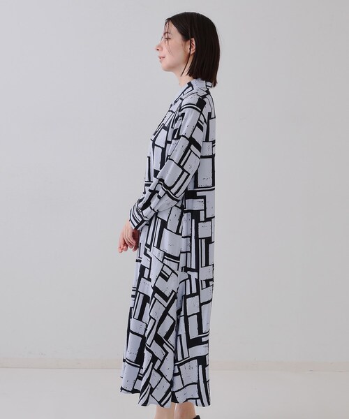 OPAQUE.CLIP(オペークドットクリップ)の「ジオメトリックプリントワンピース(ワンピース・レディース・ブラック系/ネイビー系/ネイビー系5・42/40/38)」の22枚目の写真