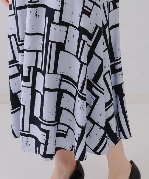 OPAQUE.CLIP(オペークドットクリップ)の「ジオメトリックプリントワンピース(ワンピース・レディース・ブラック系/ネイビー系/ネイビー系5・42/40/38)」の5枚目の写真