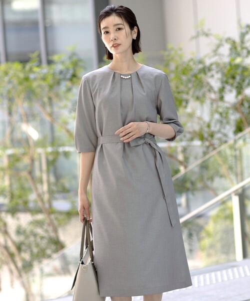 J.PRESS(ジェイプレス)の「【洗える・UV加工・吸水速乾】OXIJEWELストレッチ ワンピース(ワンピース・レディース・ネイビー系/ライトグレー系/シルバー系/ベージュ系・T13/T15)」の1枚目の写真