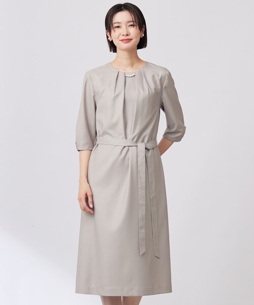 J.PRESS(ジェイプレス)の「【洗える・UV加工・吸水速乾】OXIJEWELストレッチ ワンピース(ワンピース・レディース・ネイビー系/ライトグレー系/シルバー系/ベージュ系・T13/T15)」の2枚目の写真