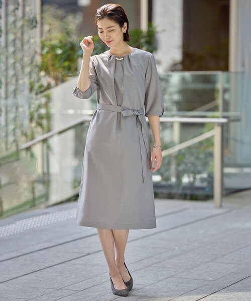 J.PRESS(ジェイプレス)の「【洗える・UV加工・吸水速乾】OXIJEWELストレッチ ワンピース(ワンピース・レディース・ネイビー系/ライトグレー系/シルバー系/ベージュ系・T13/T15)」の5枚目の写真