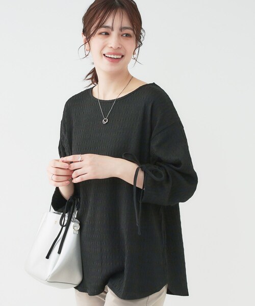 SHOO・LA・RUE(シューラルー)の「【洗える/S-LL】お袖シャーリングトップス(シャツ/ブラウス・レディース・ブラック/アイボリー/イエロー系その他・01/02/03/04)」の2枚目の写真