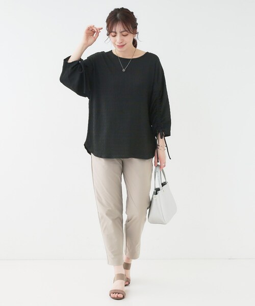 SHOO・LA・RUE(シューラルー)の「【洗える/S-LL】お袖シャーリングトップス(シャツ/ブラウス・レディース・ブラック/アイボリー/イエロー系その他・01/02/03/04)」の6枚目の写真