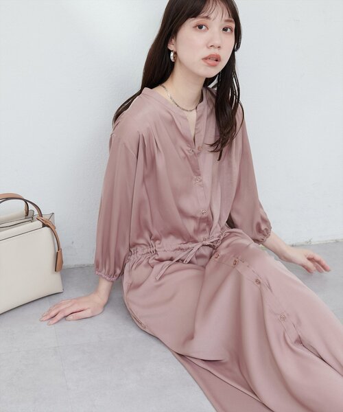 natural couture(ナチュラルクチュール)の「たっぷりギャザーサテンワンピース(ワンピース・レディース・ネイビー/ピンクベージュ/ブルー/チャコールグレー・FREE)」の4枚目の写真