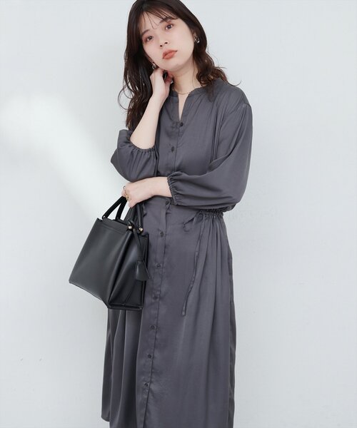 natural couture(ナチュラルクチュール)の「たっぷりギャザーサテンワンピース(ワンピース・レディース・ネイビー/ピンクベージュ/ブルー/チャコールグレー・FREE)」の1枚目の写真