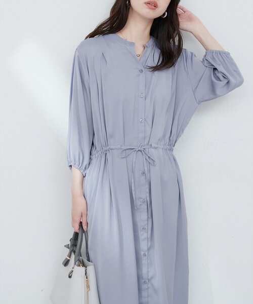 natural couture(ナチュラルクチュール)の「たっぷりギャザーサテンワンピース(ワンピース・レディース・ネイビー/ピンクベージュ/ブルー/チャコールグレー・FREE)」の2枚目の写真