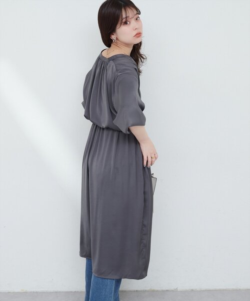 natural couture(ナチュラルクチュール)の「たっぷりギャザーサテンワンピース(ワンピース・レディース・ネイビー/ピンクベージュ/ブルー/チャコールグレー・FREE)」の9枚目の写真