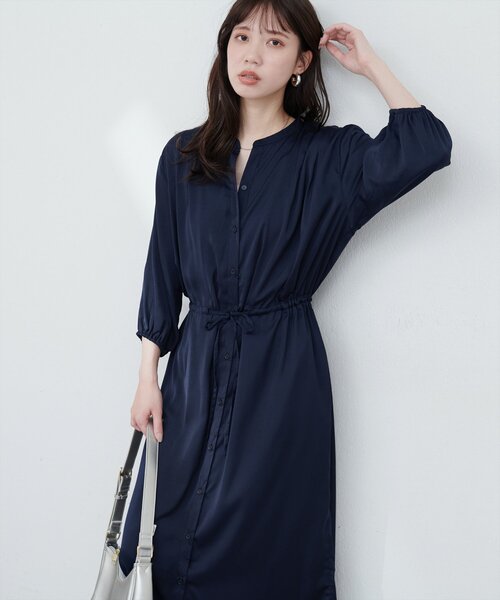 natural couture(ナチュラルクチュール)の「たっぷりギャザーサテンワンピース(ワンピース・レディース・ネイビー/ピンクベージュ/ブルー/チャコールグレー・FREE)」の15枚目の写真