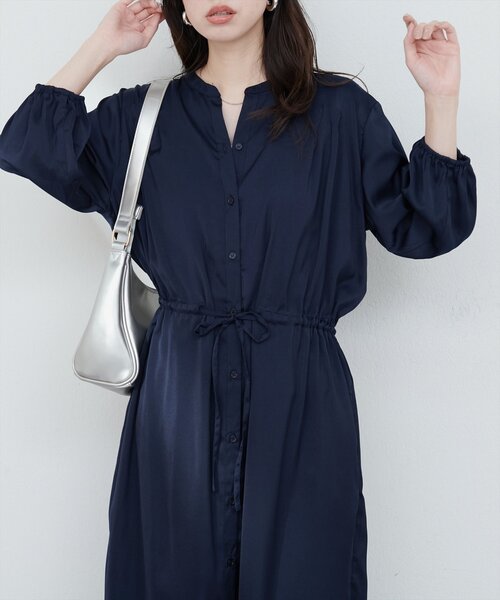 natural couture(ナチュラルクチュール)の「たっぷりギャザーサテンワンピース(ワンピース・レディース・ネイビー/ピンクベージュ/ブルー/チャコールグレー・FREE)」の3枚目の写真