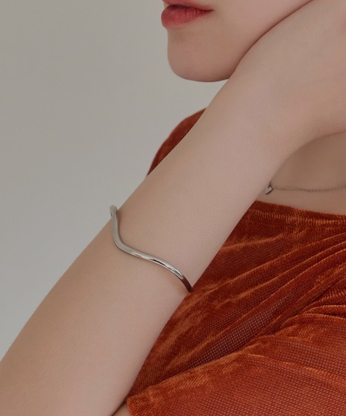 Phoebe（フィービィー）の「≪雑誌掲載≫【金属アレルギー対応】ウェーブラインメタルバングル/ブレスレット/サージカルステンレス（バングル/リストバンド・レディース・シルバー・FREE）」の7枚目の写真