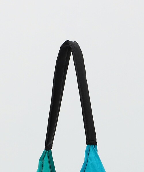 MELO（メロ）の「＜MELO＞2TONE トライアングル トートバッグ（トートバッグ・レディース・ターコイズブルー系/ブラック・FREE）」の4枚目の写真