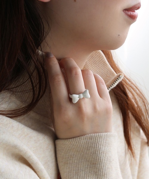 colleca la（コレカラ）の「エナメルカラー リボンリング（リング・レディース・ホワイト/ブラック・FREE）」の3枚目の写真